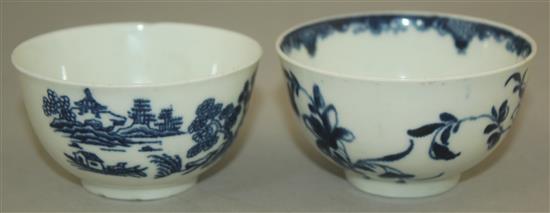 Four Worcester underglaze blue teabowls and saucers, late 18th century, largest saucer 13cm